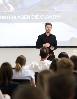 Felix Thönnessen bei einer Keynote Speach