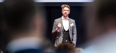 KeynoteSpeaker Felix Thönnessen macht Akquise mit Postkarten